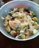Ensalada verde con frutas y yogurt.