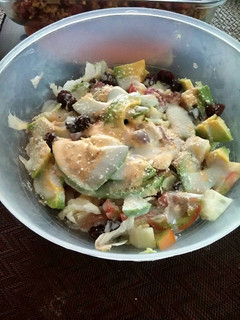 Una foto de Ensalada verde con frutas y yogurt.