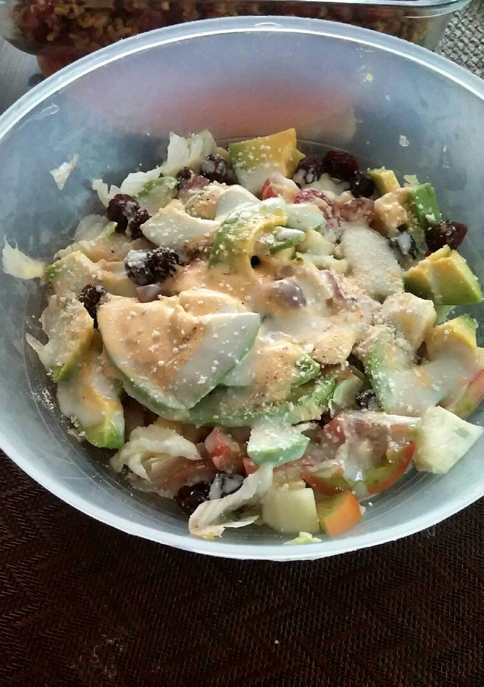 Una foto de Ensalada verde con frutas y yogurt.