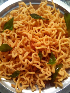 தக்காளி கார சேவ்(Tomato Kaara Sev Recipe In Tamil) செய்முறை முக்கிய புகைப்படம்