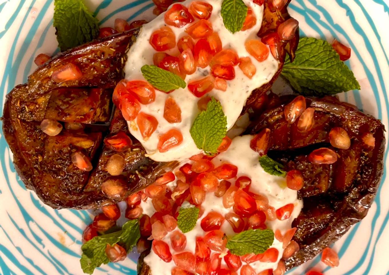 Berenjena con salsa de yogur y granada