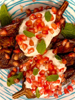 Una foto de Berenjena con salsa de yogur y hierbabuena