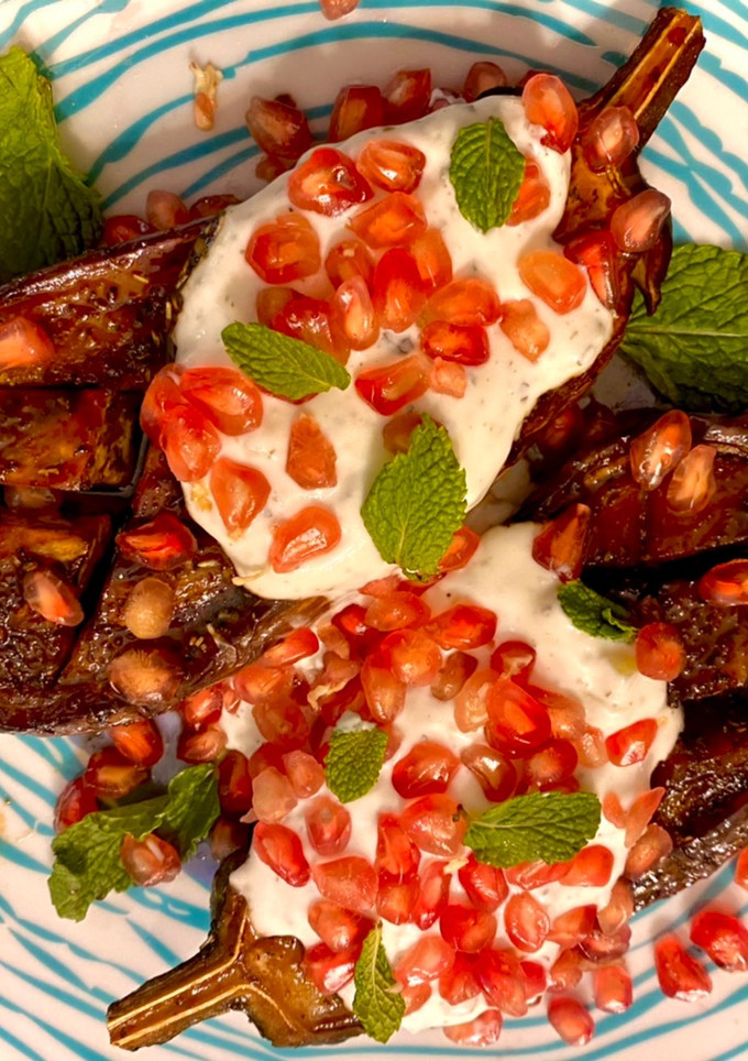 Una foto de Berenjena con salsa de yogur y hierbabuena