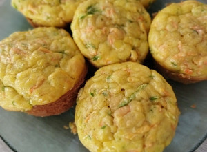 Una foto de Muffins salados de zapallito y zanahoria