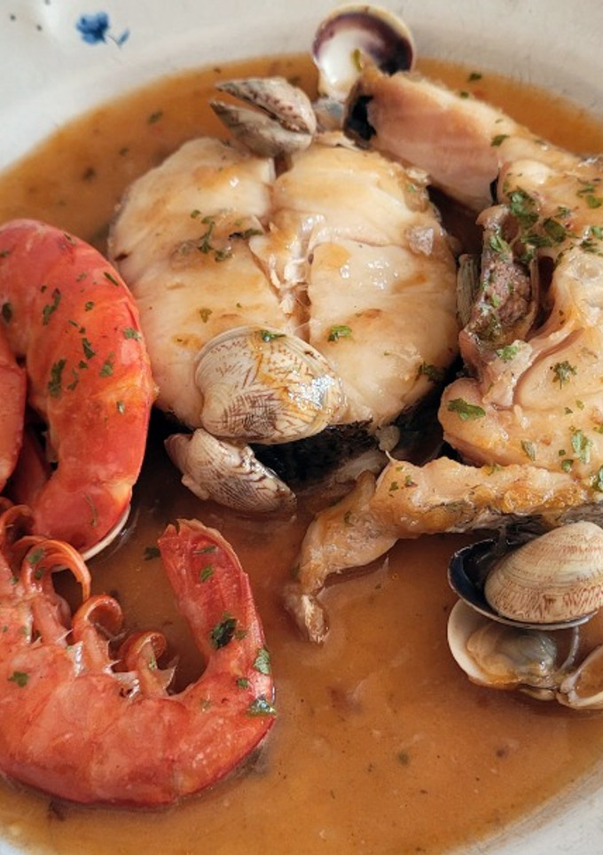 Una foto de Guiso de merluza con gambas y almejas