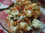 Una foto de ensalada de coliflor y zanahoria
