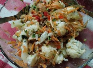 Una foto de Ensalada de coliflor mixta