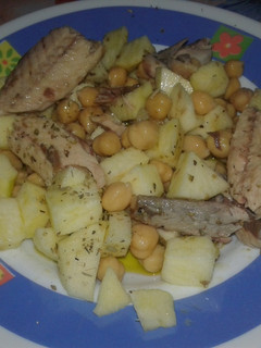 Una foto de Ensalada de garbanzos, manzana y caballa