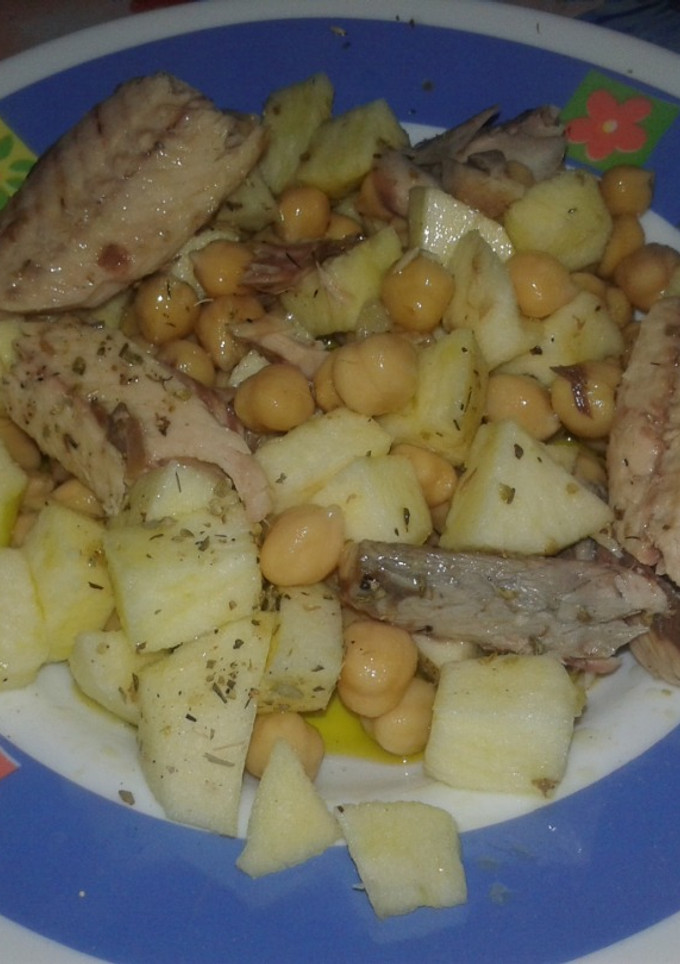 Una foto de Ensalada de garbanzos, manzana y caballa