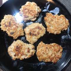 A picture of Torticas de pollo molido.