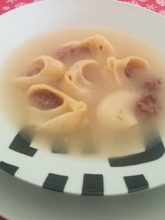 Una foto de Sopa de galets rellenos