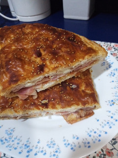 Foto principal de Empanada de hojaldre con bacon, jamón ahumados y queso rulo