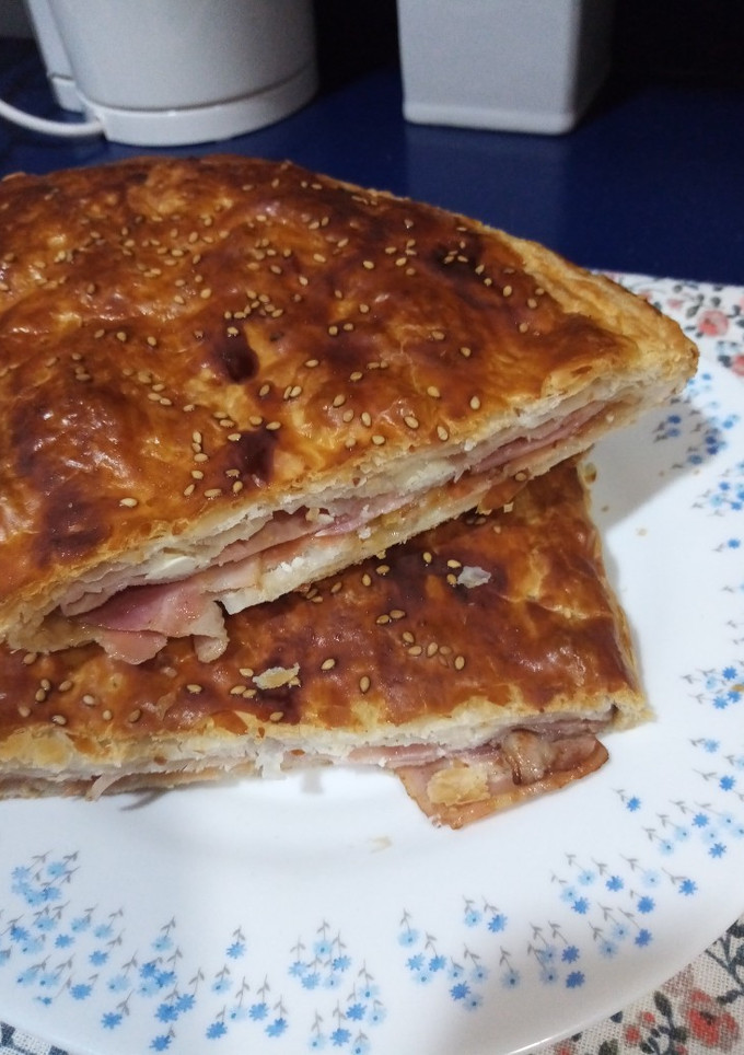 Una foto de Empanada de hojaldre con bacon, jamón ahumados y queso rulo
