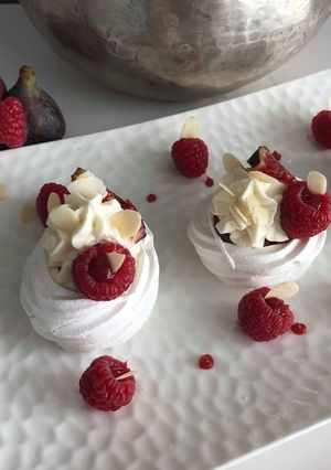 Une photo de Pavlova compotée figues framboises