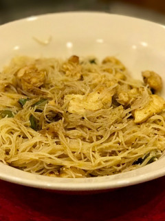Una foto de Fideos de arroz con pollo