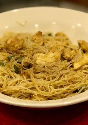 Una foto de Fideos de arroz con pollo