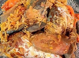 Hình của món Cá nục tròn kho chuối xanh và củ cải khô.