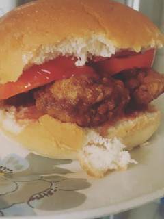 टेस्टी चिकेन बर्गर (tasty chicken burger recipe in Hindi) रेसिपी मुख्य फोटो
