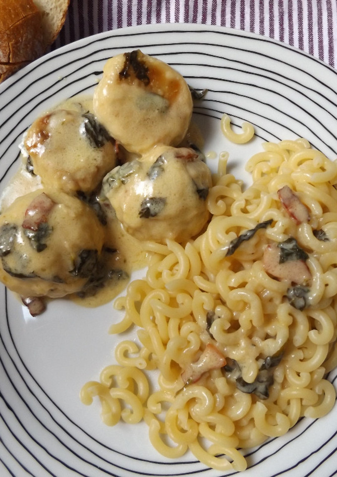 Una foto de Bolas de pollo con salsa de espinacas