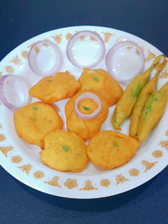 બટાકા મરચાં ના ભજીયા (Bataka Marcha Bhajiya Recipe In Gujarati) રેસીપી મુખ્ય ફોટો