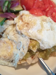 Una foto de Tomate verde, chile, tortilla, huevo, calabaza, cebolla jitomate