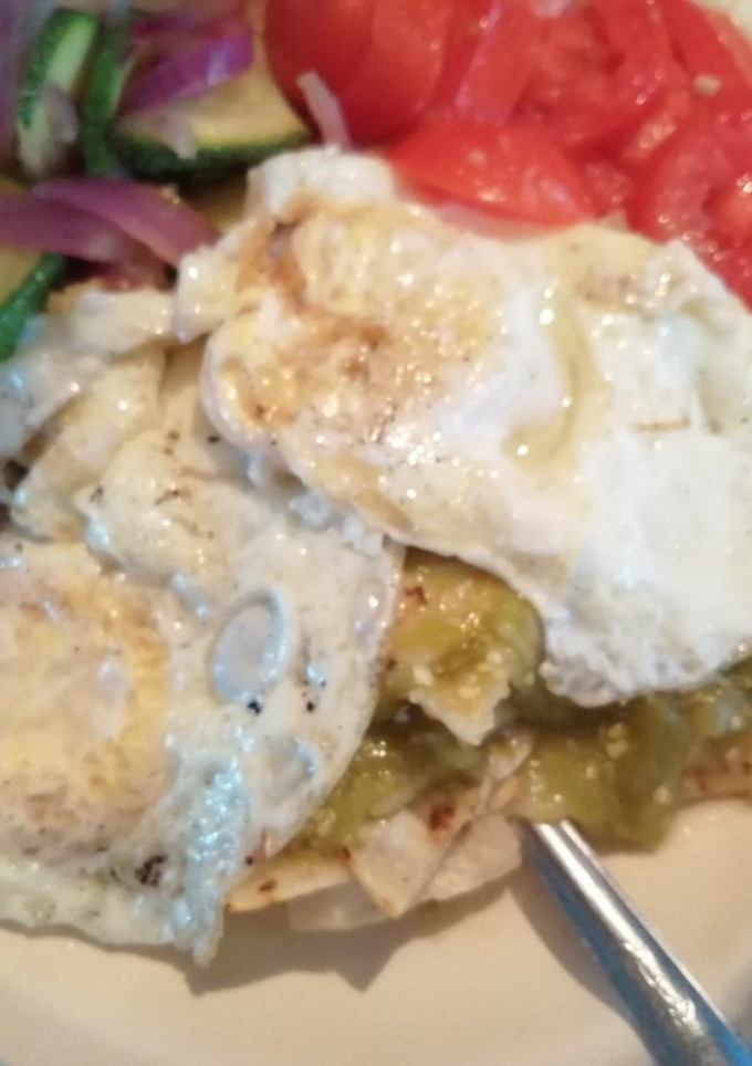 Una foto de Tomate verde, chile, tortilla, huevo, calabaza, cebolla jitomate
