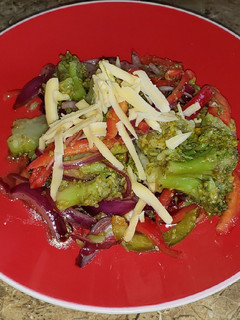 Una foto de Ensalada de Brócoli, cebolla y pimientos