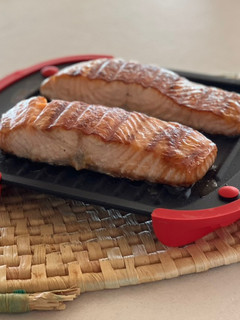 Una foto de Salmón en el grill de Lékué