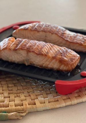 Una foto de Salmón en el grill de Lékué