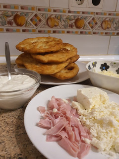 Una foto de Lángos (receta húngara)