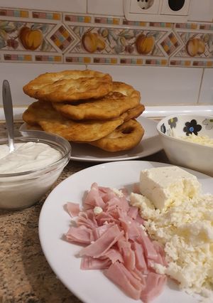 Una foto de Lángos (receta húngara)