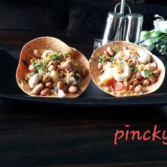 A picture of Peanut masala papad.
