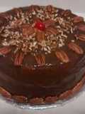 Pastel de chocolate con relleno de crema de cereza
