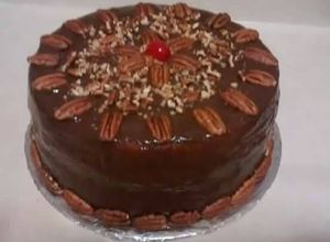 Una foto de Pastel de chocolate con relleno de crema de cereza