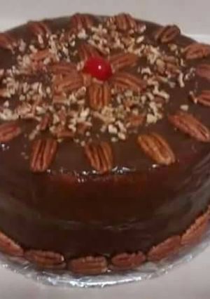 Una foto de Pastel de chocolate con relleno de crema de cereza