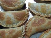 Una foto de empanada de zucchini y queso