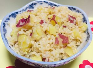 Una foto de Risotto de Arroz Integral con Camote (satsumaimo) (en Olla Arrocera !