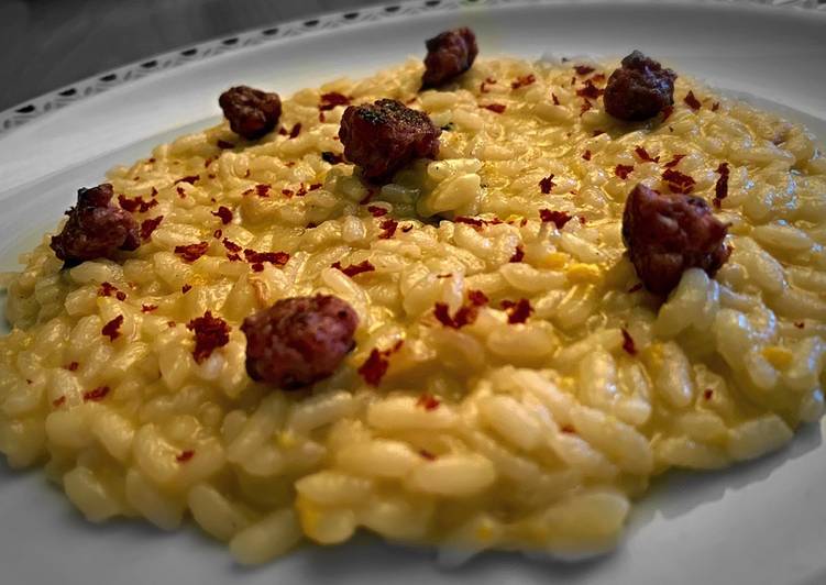 Risotto al tuorlo d’uovo, salsiccia e polvere di pomodoro 🥚🥓🍅