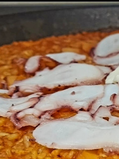 Una foto de Arroz de sepia y carpaccio de pulpo