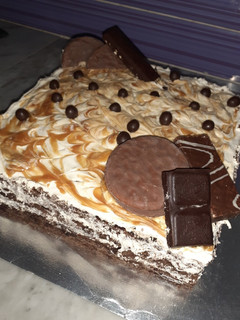 صورة لوصفة 🍯 كيكة عيد الميلاد بالشوكولاتة والكراميل 🍫