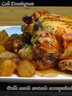 Una foto de Pollo asado sentado acompañado de patatas