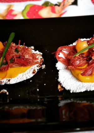Foto de Canapé de Tapioca com musseline de Cabochá e carne seca