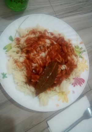 صورة لوصفة معكرونة بالصلصة الحمراء بنة روعة 😍