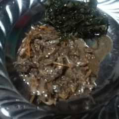 A picture of Omena with carrots served with saute kale.