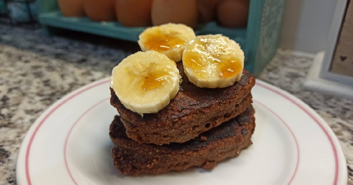 Pancakes de avena, cacao y banana para desayuno de cumpleaños Receta de