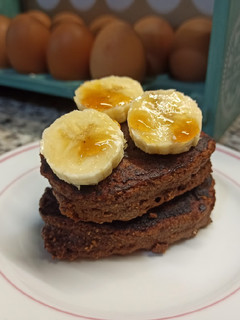 Una foto de Pancakes de avena, cacao y banana para desayuno de cumpleaños