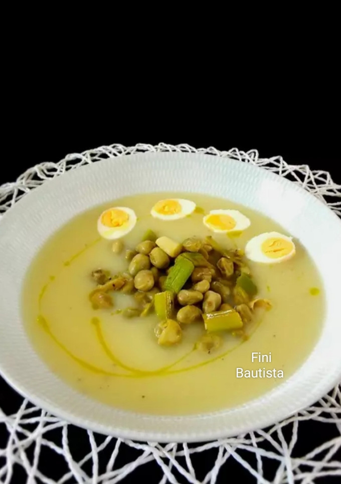 Una foto de Crema de patata con habitas y ajos tiernos