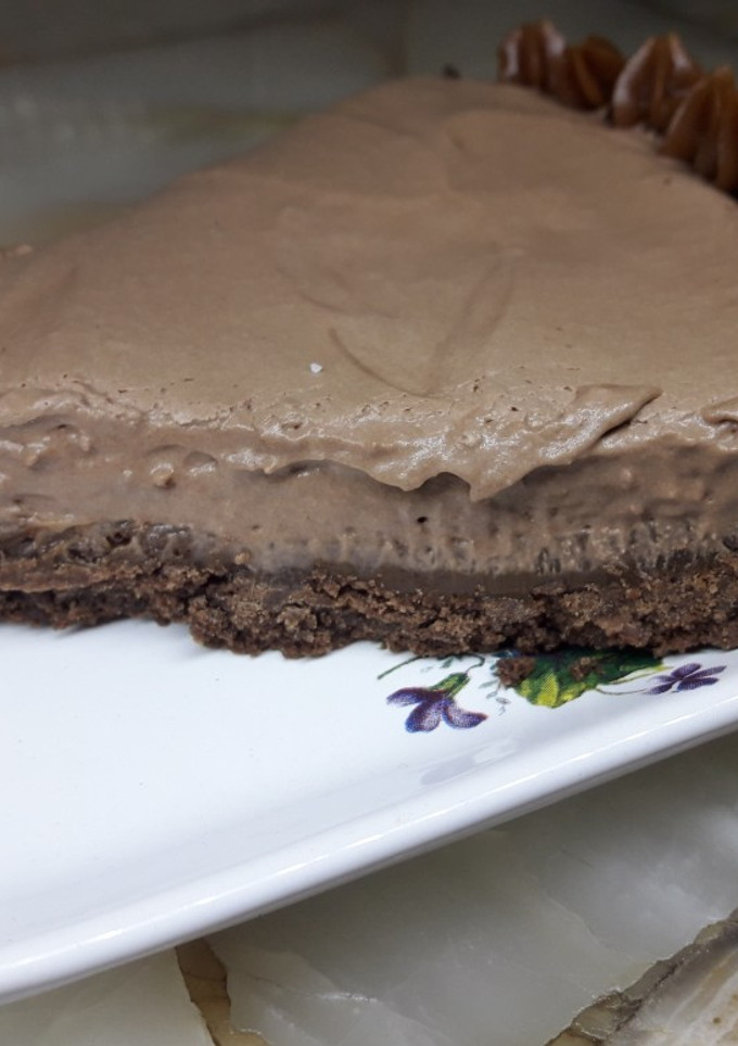 Una foto de Tarta mousse de chocolate y dulce de leche sin horno
