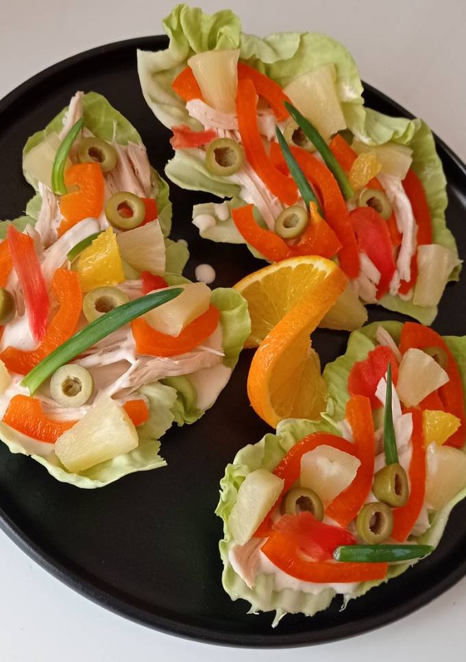 Човники з молодої капусти із курятиною, ананасами, болгарським перцем, імбирем, оливками та ін