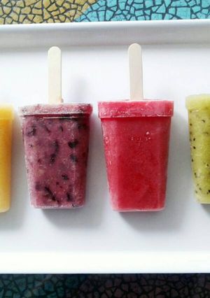 Una foto de Helados de palito de fruta🍓🍊
